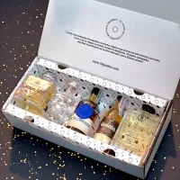 Kit tope de gama con mini botellas premium: Tequila Campo Azul, Vodka Crystal Head, Ron La Hechicera, Glenfiddich 18 años y Tequila La Santa con Oro 24K. Regalo de lujo absoluto. – 78 Grados Deluxe