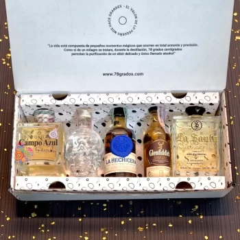 Kit tope de gama con mini botellas premium: Tequila Campo Azul, Vodka Crystal Head, Ron La Hechicera, Glenfiddich 18 años y Tequila La Santa con Oro 24K. Regalo de lujo absoluto. - 78 Grados Deluxe