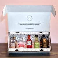 Sweet Spirits es un estuche de mini botellas dulces con Campari, Jack Daniel’s Apple, Absolut Raspberri, Tequila Distales con café y Coffee 8. Un regalo moderno y delicioso – 78 Grados Deluxe