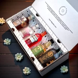 Sweet Spirits es un estuche de mini botellas dulces con Campari, Jack Daniel’s Apple, Absolut Raspberri, Tequila Distales con café y Coffee 8. Un regalo moderno y delicioso - 78 Grados Deluxe