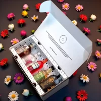 Sweet Spirits es un estuche de mini botellas dulces con Campari, Jack Daniel’s Apple, Absolut Raspberri, Tequila Distales con café y Coffee 8. Un regalo moderno y delicioso – 78 Grados Deluxe