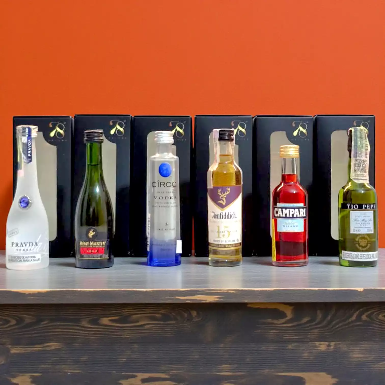 Combo con mini botellas de largas de colección: Pravda Vodka (50mL), Cognac Remy Martin (50mL), Ciroc Vodka (50mL), Glenfiddich 15 o 12 años (50mL), Campari (50mL), Jerez Tío Pepe (50mL).