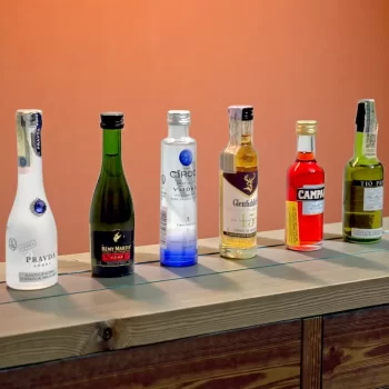 Combo con mini botellas de largas de colección: Pravda Vodka (50mL), Cognac Remy Martin (50mL), Ciroc Vodka (50mL), Glenfiddich 15 o 12 años (50mL), Campari (50mL), Jerez Tío Pepe (50mL).