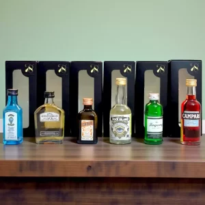 Combo con mini botellas de licores surtidos. El combo incluye: Ginebra Bombay Sapphire  (50mL), Gentleman Jack (50mL), Cointreau (50mL), Ginebra Tanqueray (50mL), Campari (50mL).