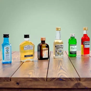 Combo con mini botellas de licores surtidos. El combo incluye: Ginebra Bombay Sapphire  (50mL), Gentleman Jack (50mL), Cointreau (50mL), Ginebra Tanqueray (50mL), Campari (50mL).