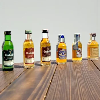 Combo con mini botellas de whisky surtidas: Glenfiddich 12 años (50mL), Glenfiddich 15 años (50mL), Glenfiddich 15 años (50mL), Chivas 18 años (50mL), Chivas 12 o 13 años (50mL), Monkey Shoulder (50mL)