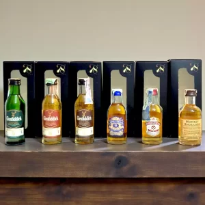 Combo con mini botellas de whisky surtidas: Glenfiddich 12 años (50mL), Glenfiddich 15 años (50mL), Glenfiddich 15 años (50mL), Chivas 18 años (50mL), Chivas 12 o 13 años (50mL), Monkey Shoulder (50mL)