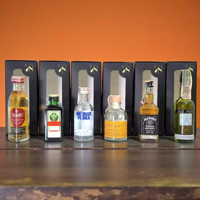 Combo con mini botellas de licores surtidos. Whisky Jack Daniels (50mL), Whisky Grants (50mL), Absolut Vodka (50mL), Aguardiente Desquite (50mL), Jerez Tío Pepe (50mL), Jagermeister (30mL)