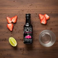 Mini Botella de Tequila Rose Strawberry de 50 (mL) IMPORTADA- Botellita de licor en miniatura – Minibotella de Tequila Rose – Licor Original – 78 Grados