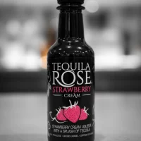 Mini Botella de Tequila Rose Strawberry de 50 (mL) IMPORTADA- Botellita de licor en miniatura – Minibotella de Tequila Rose – Licor Original – 78 Grados