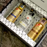 Descubre Esencia Ron Viejo de Caldas, un estuche premium con mini botellas de ron colombiano ideal para regalos, degustaciones y coleccionistas.