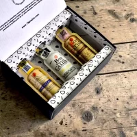 Descubre Esencia Ron Viejo de Caldas, un estuche premium con mini botellas de ron colombiano ideal para regalos, degustaciones y coleccionistas.