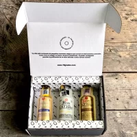 Descubre Esencia Ron Viejo de Caldas, un estuche premium con mini botellas de ron colombiano ideal para regalos, degustaciones y coleccionistas.