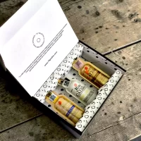 Descubre Esencia Ron Viejo de Caldas, un estuche premium con mini botellas de ron colombiano ideal para regalos, degustaciones y coleccionistas.