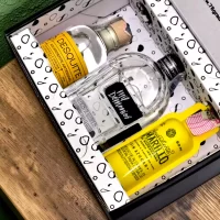 Descubre Sabores de Colombia, un estuche premium con mini botellas de aguardiente colombiano. Ideal para regalos, extranjeros y coleccionistas.