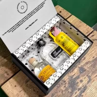 Descubre Sabores de Colombia, un estuche premium con mini botellas de aguardiente colombiano. Ideal para regalos, extranjeros y coleccionistas.