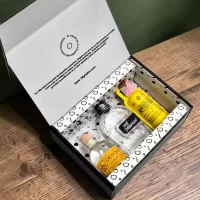 Descubre Sabores de Colombia, un estuche premium con mini botellas de aguardiente colombiano. Ideal para regalos, extranjeros y coleccionistas.