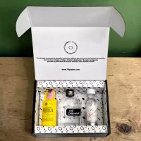 Descubre Sabores de Colombia, un estuche premium con mini botellas de aguardiente colombiano. Ideal para regalos, extranjeros y coleccionistas.
