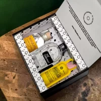 Descubre Sabores de Colombia, un estuche premium con mini botellas de aguardiente colombiano. Ideal para regalos, extranjeros y coleccionistas.
