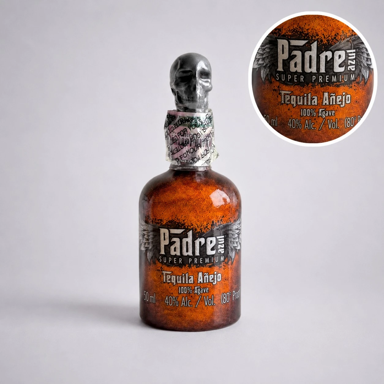 Compra mini botella Tequila Padre Azul Añejo 50 mL. Tequila mexicano premium, elegante y suave, ideal para regalos exclusivos y estuches de lujo.