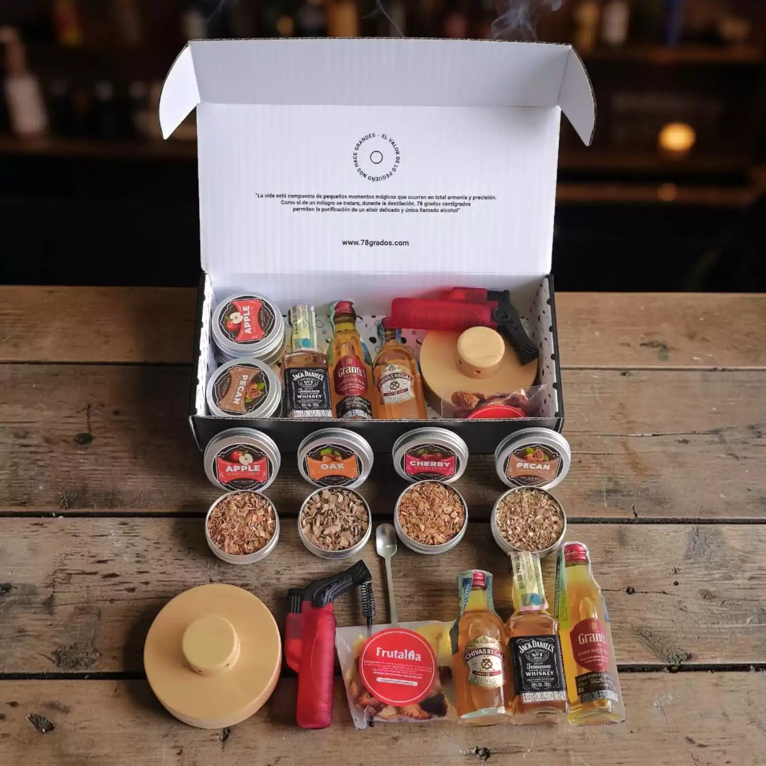 Descubre el Kit para Ahumar Whisky Trilogía Clásica con Jack Daniel's, Grant's y Chivas Regal 12 años. Incluye ahumador, soplete y caja premium personalizada.