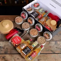Descubre el Kit para Ahumar Whisky Trilogía Clásica con Jack Daniel’s, Grant’s y Chivas Regal 12 años. Incluye ahumador, soplete y caja premium personalizada.