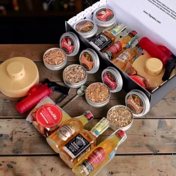 Descubre el Kit para Ahumar Whisky Trilogía Clásica con Jack Daniel's, Grant's y Chivas Regal 12 años. Incluye ahumador, soplete y caja premium personalizada.