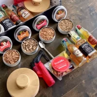 Descubre el Kit para Ahumar Whisky Trilogía Clásica con Jack Daniel’s, Grant’s y Chivas Regal 12 años. Incluye ahumador, soplete y caja premium personalizada.