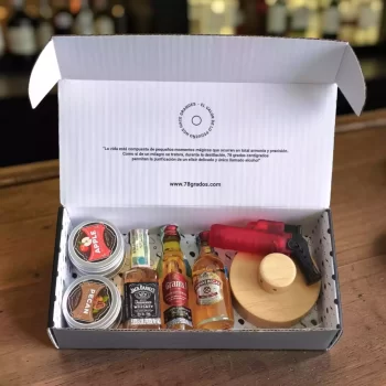 Descubre el Kit para Ahumar Whisky Trilogía Clásica con Jack Daniel's, Grant's y Chivas Regal 12 años. Incluye ahumador, soplete y caja premium personalizada.