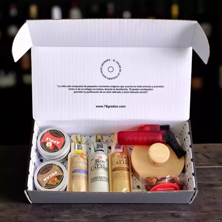 Kit premium para ahumar ron con Ron Viejo de Caldas Esencial, Roble Blanco y Tradicional. Incluye ahumador, soplete, astillas aromáticas y estuche personalizable.