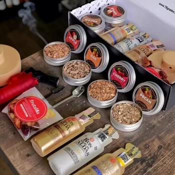 Kit premium para ahumar ron con Ron Viejo de Caldas Esencial, Roble Blanco y Tradicional. Incluye ahumador, soplete, astillas aromáticas y estuche personalizable.