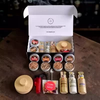Kit premium para ahumar ron con Ron Viejo de Caldas Esencial, Roble Blanco y Tradicional. Incluye ahumador, soplete, astillas aromáticas y estuche personalizable.