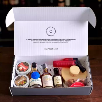 Descubre el Kit para Ahumar Ron Trilogía del Ron Premium con La Hechicera, Gobernador y Abuelo. Incluye ahumador, soplete y caja premium personalizada.
