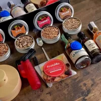 Descubre el Kit para Ahumar Ron Trilogía del Ron Premium con La Hechicera, Gobernador y Abuelo. Incluye ahumador, soplete y caja premium personalizada.