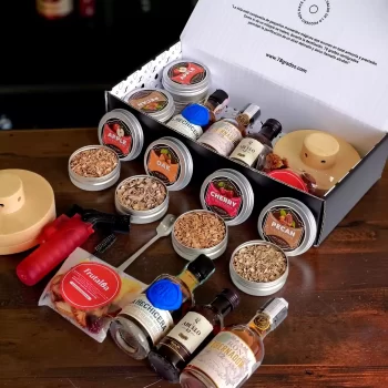 Descubre el Kit para Ahumar Ron Trilogía del Ron Premium con La Hechicera, Gobernador y Abuelo. Incluye ahumador, soplete y caja premium personalizada.