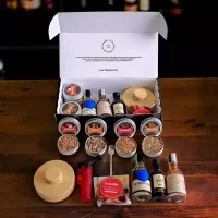 Descubre el Kit para Ahumar Ron Trilogía del Ron Premium con La Hechicera, Gobernador y Abuelo. Incluye ahumador, soplete y caja premium personalizada.