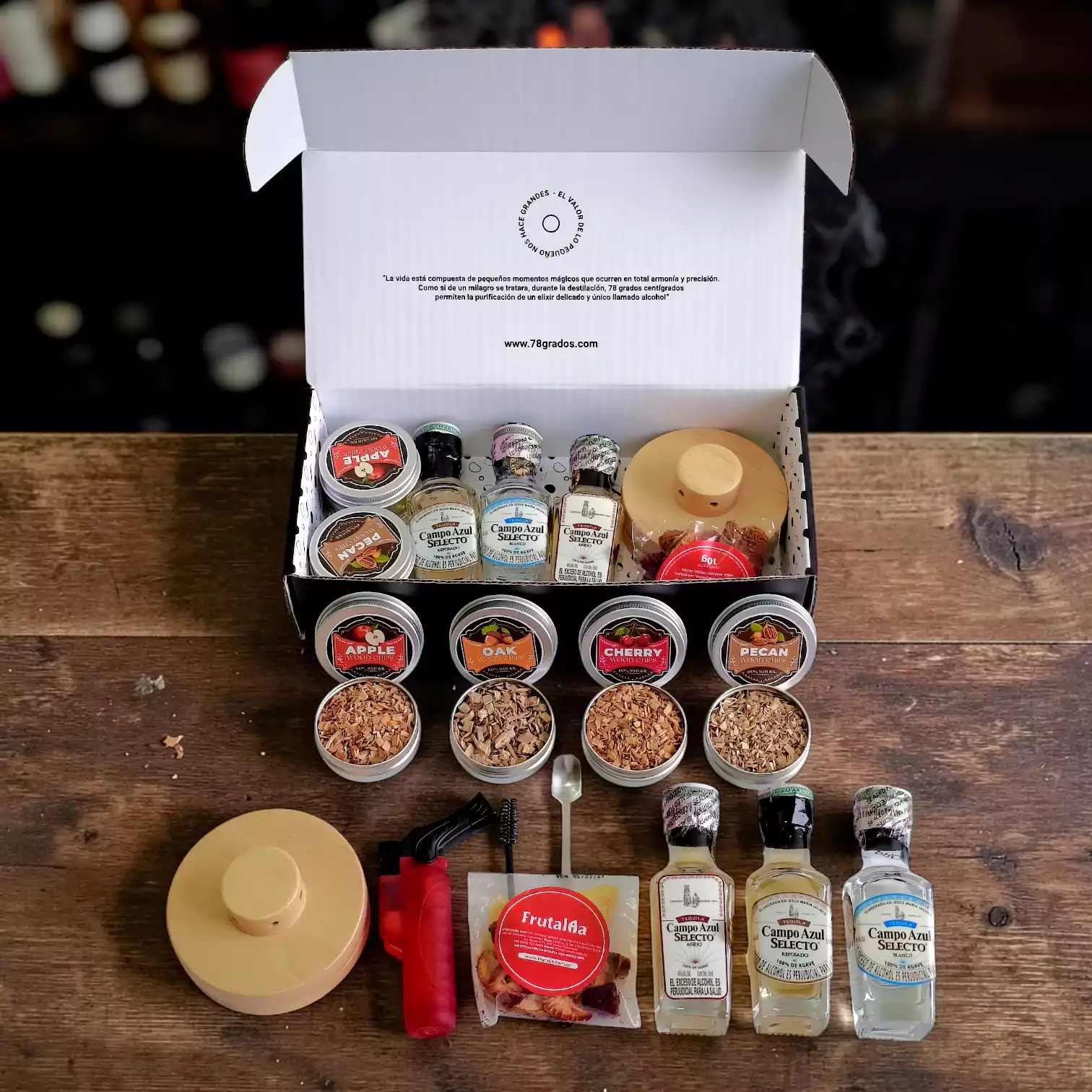 Kit para ahumar tequila Campo Azul Selecto con 3 mini botellas DE 50mL Blanco, Reposado y Añejo. Incluye ahumador, soplete, astillas aromáticas y estuche premium personalizable.