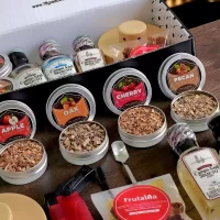 Kit para ahumar tequila Campo Azul Selecto con 3 mini botellas DE 50mL Blanco, Reposado y Añejo. Incluye ahumador, soplete, astillas aromáticas y estuche premium personalizable.