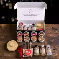 Descubre el Kit para Ahumar Tequila General Díaz Colección de Honor. Incluye tequila Blanco, Reposado y Añejo, ahumador, soplete y caja premium personalizada.