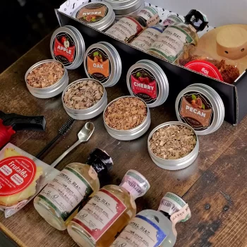 Descubre el Kit para Ahumar Tequila General Díaz Colección de Honor. Incluye tequila Blanco, Reposado y Añejo, ahumador, soplete y caja premium personalizada.