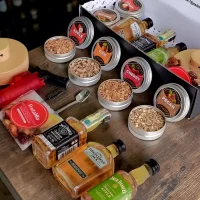 Descubre el Kit para Ahumar Whisky Jack Daniel’s. Incluye tres mini botellas, ahumador, soplete, astillas aromáticas y caja premium personalizable.