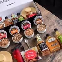 Descubre el Kit para Ahumar Whisky Jack Daniel’s. Incluye tres mini botellas, ahumador, soplete, astillas aromáticas y caja premium personalizable.