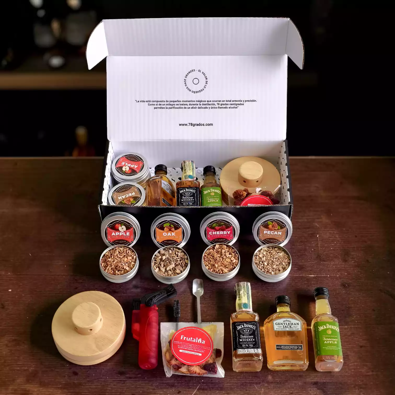 Descubre el Kit para Ahumar Whisky Jack Daniel's. Incluye tres mini botellas, ahumador, soplete, astillas aromáticas y caja premium personalizable.