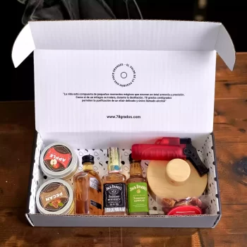 Descubre el Kit para Ahumar Whisky Jack Daniel's. Incluye tres mini botellas, ahumador, soplete, astillas aromáticas y caja premium personalizable.