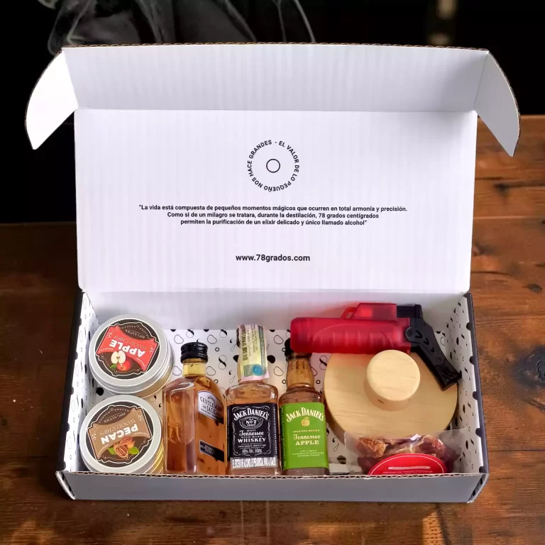 Descubre el Kit para Ahumar Whisky Jack Daniel's. Incluye tres mini botellas, ahumador, soplete, astillas aromáticas y caja premium personalizable.