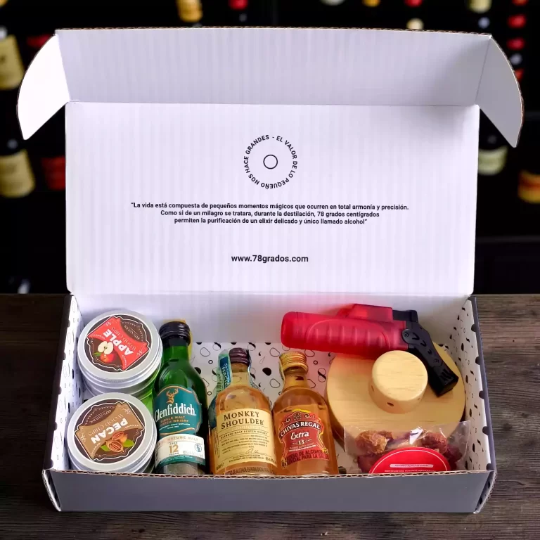 Descubre el Kit para Ahumar Whisky Trilogía Escocesa con Glenfiddich 12, Chivas Regal 13 y Monkey Shoulder. Incluye ahumador, soplete y personalización.