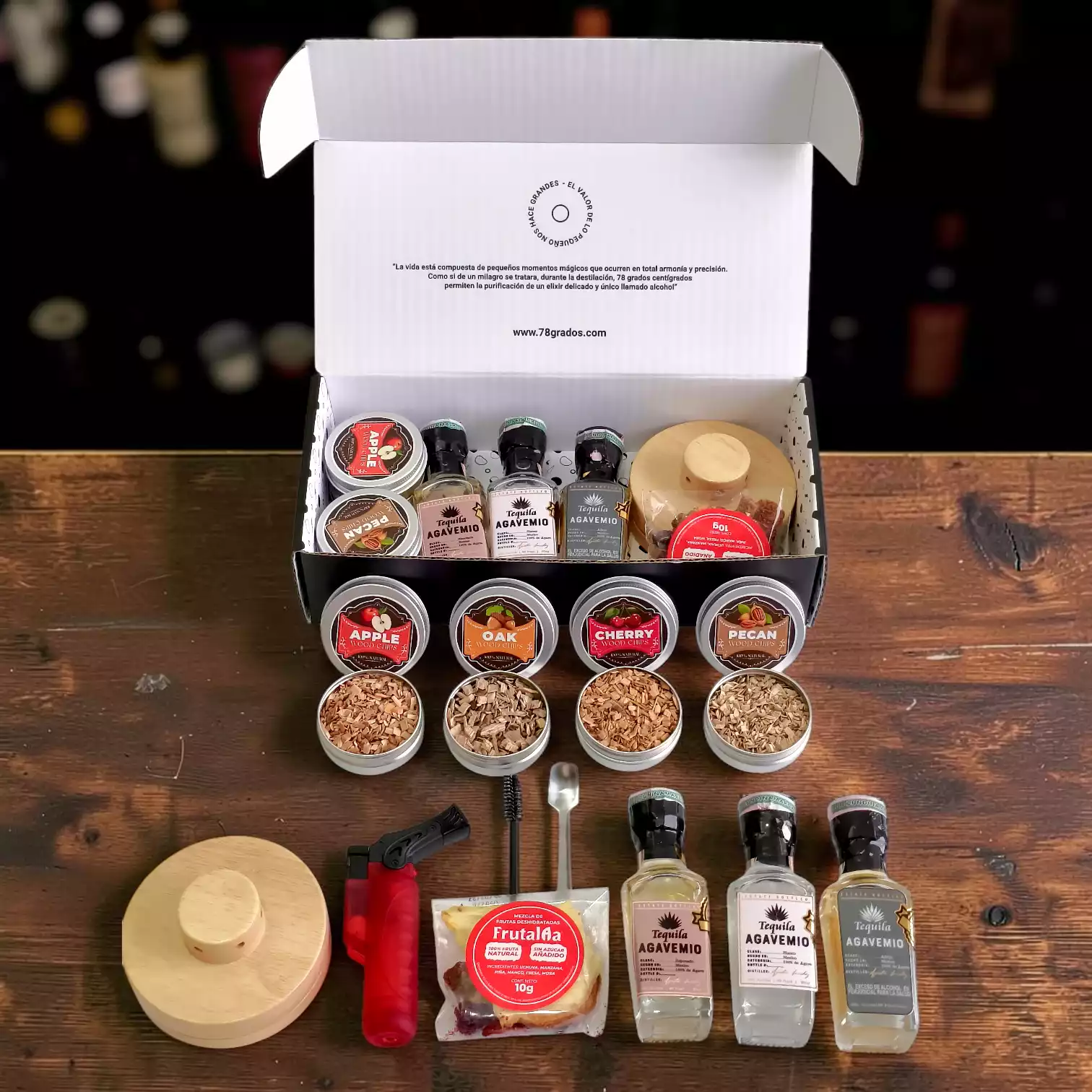 Kit premium para ahumar tequila con Agavemio Blanco, Reposado y Añejo. Incluye ahumador, soplete, astillas aromáticas, frutas deshidratadas y estuche personalizable. Kit premium para ahumar tequila con Agavemio Blanco, Reposado y Añejo. Incluye ahumador, soplete, astillas aromáticas, frutas deshidratadas y estuche personalizable.