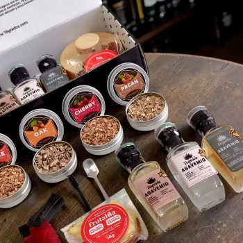 Kit premium para ahumar tequila con Agavemio Blanco, Reposado y Añejo. Incluye ahumador, soplete, astillas aromáticas, frutas deshidratadas y estuche personalizable.