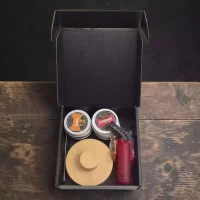 Kit premium para ahumar licores y cócteles. Incluye ahumador, soplete, cuatro tipos de madera, frutas deshidratadas y estuche personalizable y tarjeta impresa