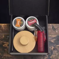 Kit premium para ahumar licores y cócteles. Incluye ahumador, soplete, cuatro tipos de madera, frutas deshidratadas y estuche personalizable y tarjeta impresa